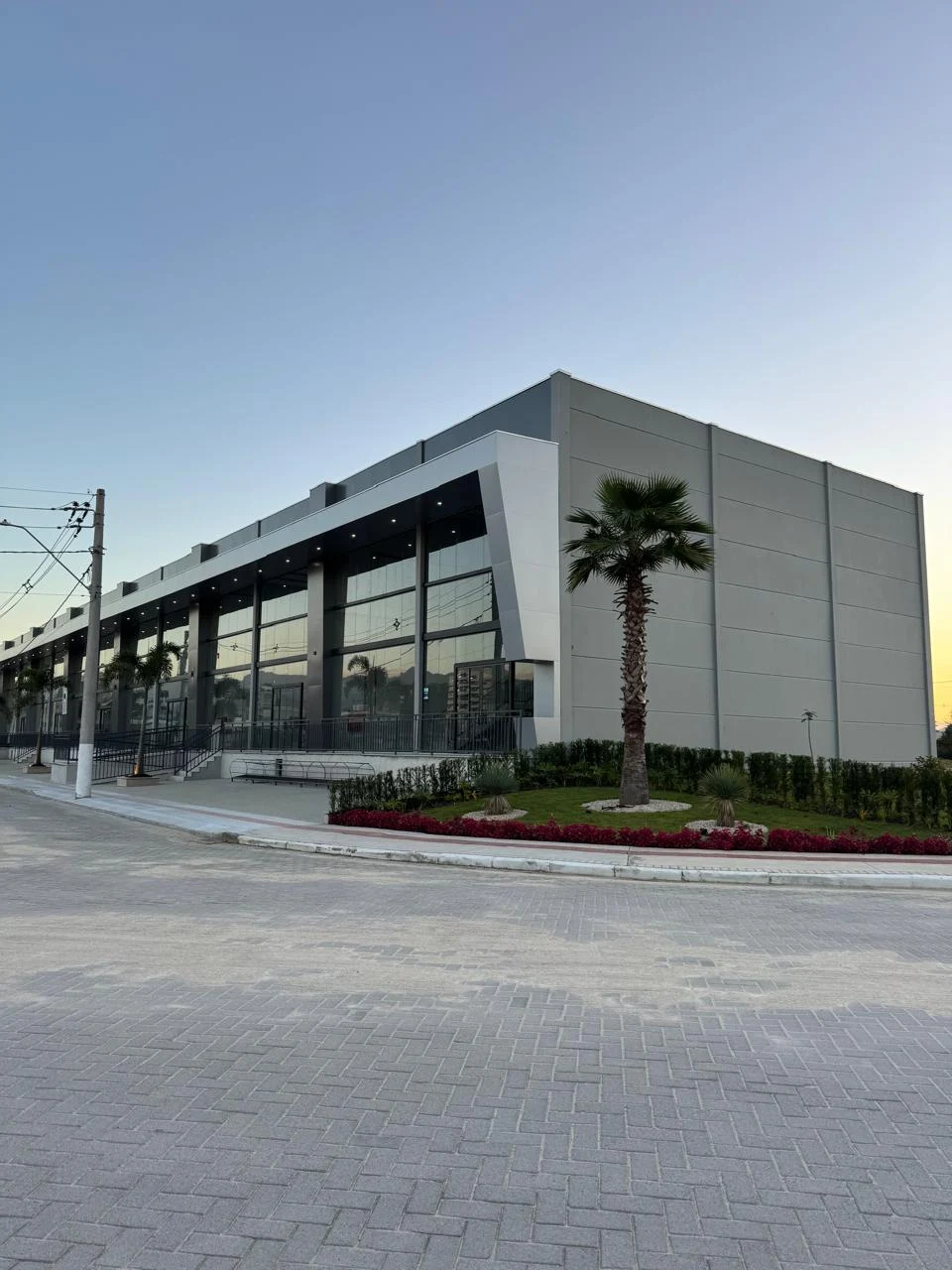Fachada do Elyon Business Center durante o dia