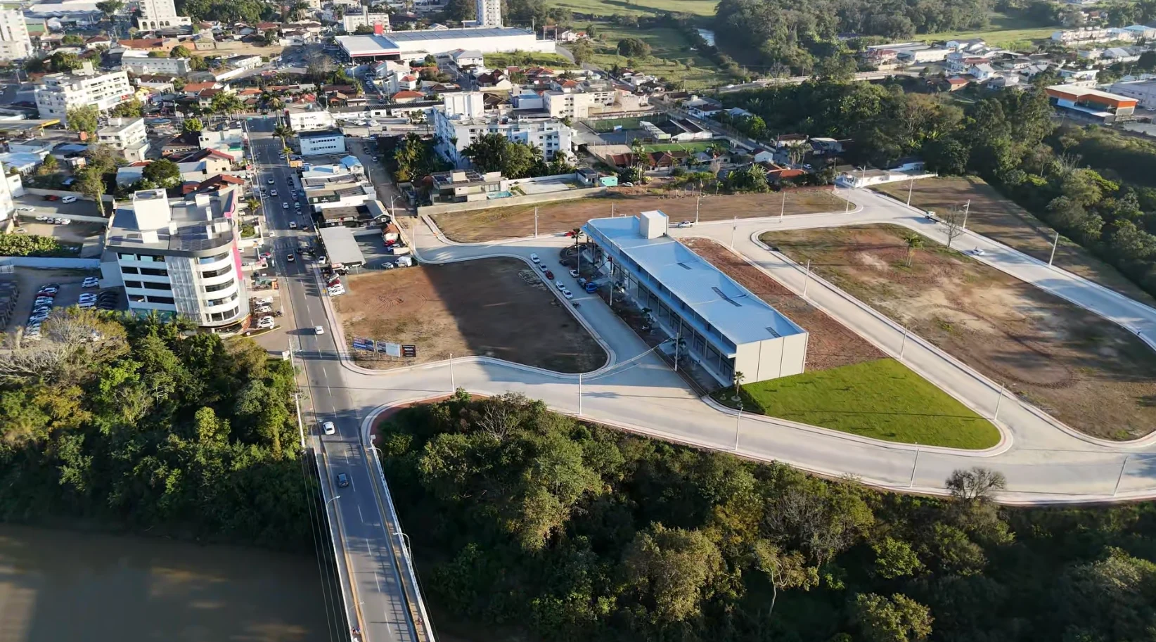 Vista aérea real do Elyon e do entorno urbano em São João Batista